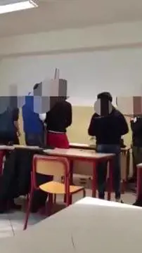 Bulli rovesciano cestino sul prof