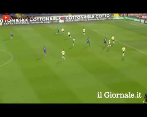 Fiorentina-Milan, l'arbitro si infortuna e i calciatori continuano a giocare