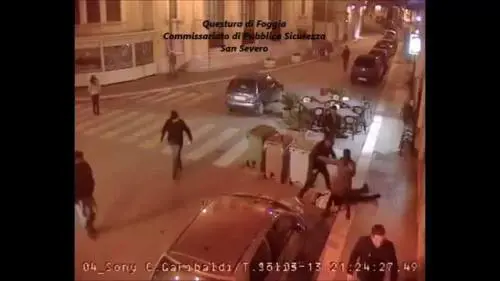 Pesta un uomo, poi finge di soccorrerlo e lo picchia ancora