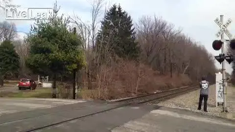 Il treno investe l'auto