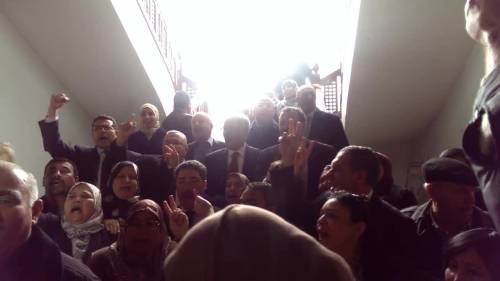 I parlamentari tunisini intonano l'inno