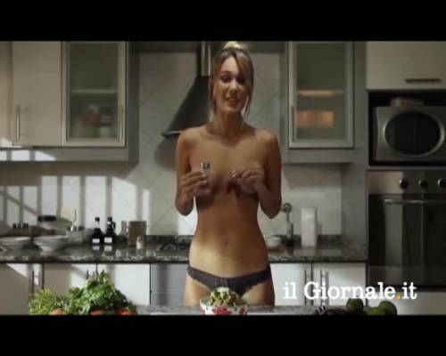 La cuoca in topless spopola sul web