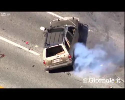 Inseguito dalla polizia si cappotta a 100 km/h ed esce illeso dall'auto