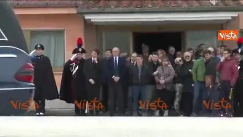 Renzi accoglie le vittime di Tunisi a Ciampino