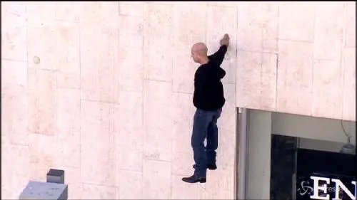 Nasi al cielo a Tel Aviv: illusionista sospeso a mezz'aria per 5 ore