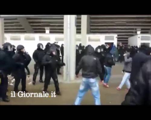 Germania, gli ultras attaccano la polizia