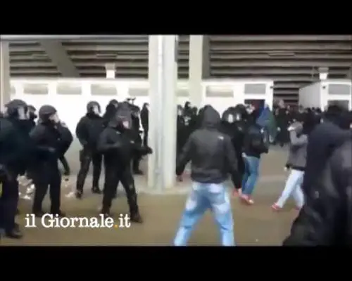 Germania, gli ultras ​attaccano la polizia