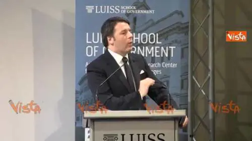 Renzi: "Autoritario? Chi vivacchia è un traditore"