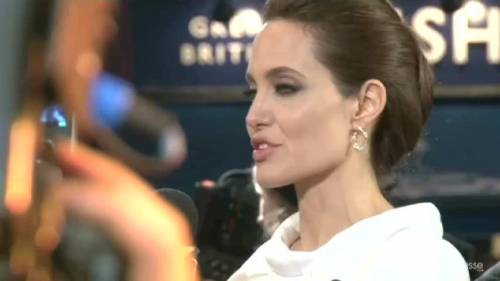 Jolie si fa rimuovere le ovaie per prevenire il cancro