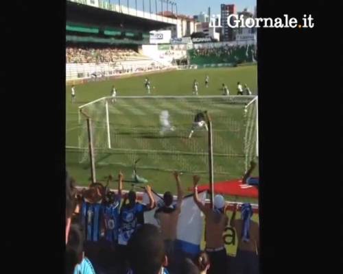 I tifosi sparano al portiere avversario per distrarlo