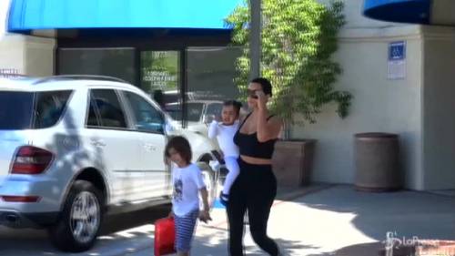 Kim Kardashian in "grandi forme", tornata bruna punta sui leggins push up