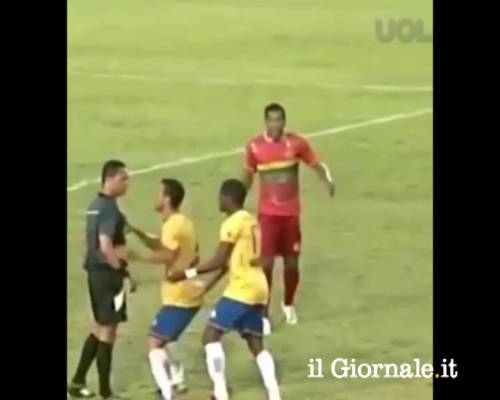 Il calciatore impazzisce e stende l'arbitro