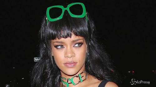 Rihanna "sexy Grinch" con pelliccia e stivali verde fluo