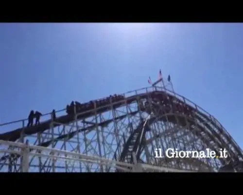 Paura a New York. Montagna russa ​si blocca sulla cima