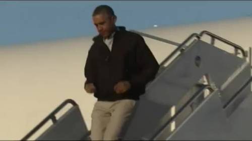 Obama scivola sulla scaletta dell'Air Force One