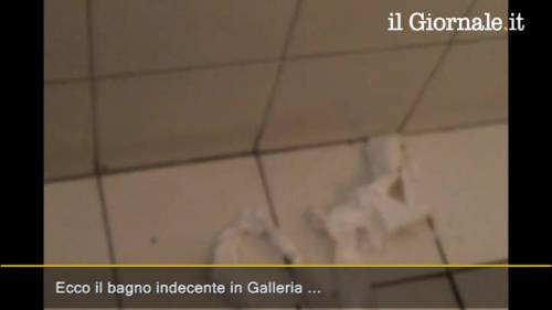 Il bagno indecente e inaccessibile in Galleria a Milano
