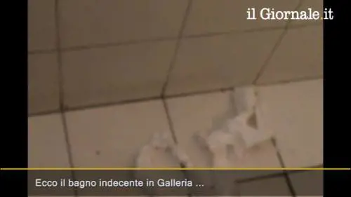 Il bagno indecente e inaccessibile in Galleria a Milano