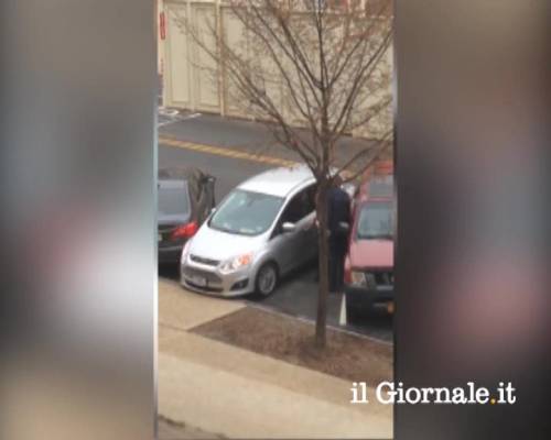 La senatrice americana parcheggia di traverso e va via