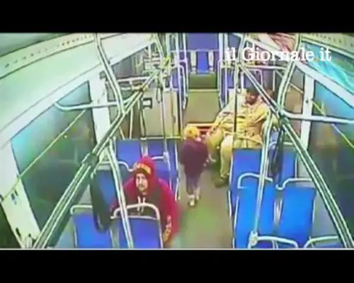 Bimba di 4 anni  esce alle 3 di notte in cerca di uno snack