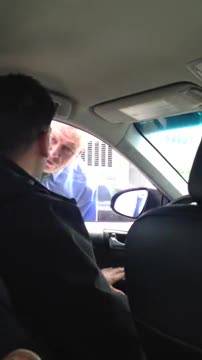 Poliziotto nei guai: filmato dal cliente ​mentre vessa Uber