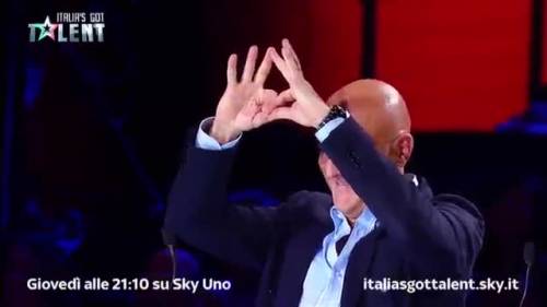 Italia's got talent, piovono baci