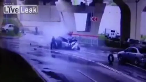 Il terrificante volo di un' auto che precipita giù dal cavalcavia 