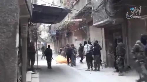 Siria, guerriglia nel campo profughi di Yarmuk