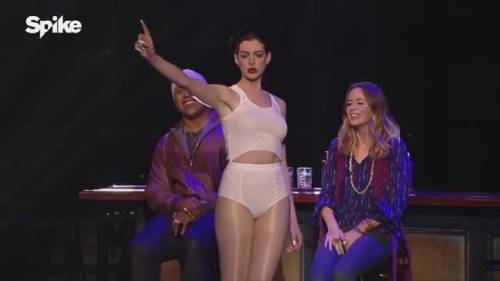 Hathaway come Cyrus: quanto è sexy quando balla
