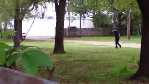 Usa, agente spara alle spalle a un afroamericano