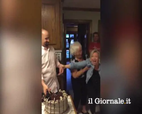 Dopo 6 maschi, scopre che il settimo figlio sarà femmina. Ecco come reagisce