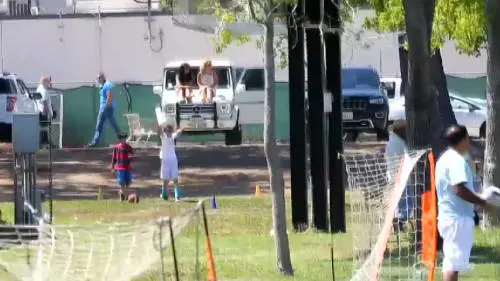 Britney Spears guarda la partita di calcio del figlio seduta sul cofano dell’auto