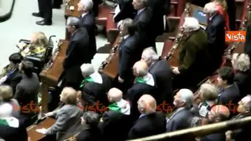 I partigiani cantano l'Inno d'Italia a Montecitorio