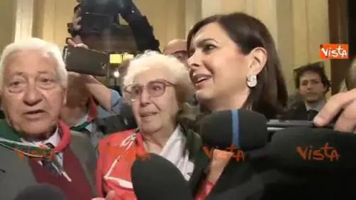 La Boldrini canta "Bella ciao" con i partigiani