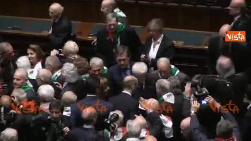 Deputati e partigiani cantano "Bella ciao" in Aula