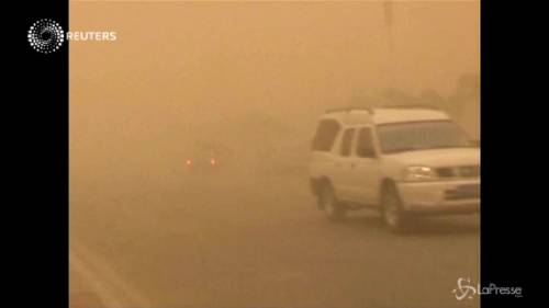 Super tempesta di sabbia in Cina: giorno si trasforma in notte fonda
