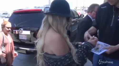 Kesha sexy-chic: in sottoveste all’aeroporto