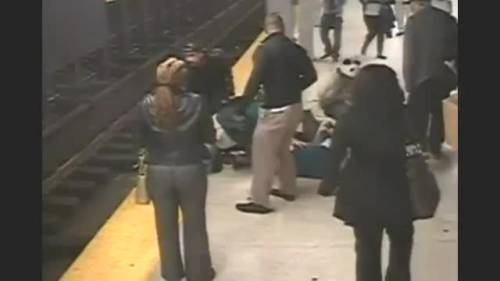 Philadelphia, scivola sui binari della metro: salvato da un passante