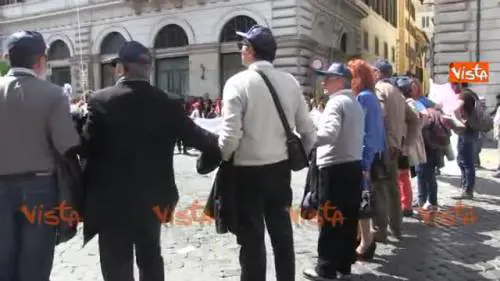 Scuola, il girotondo dei precari contro Renzi