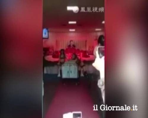 La vedova ingaggia due stripper al funerale del marito