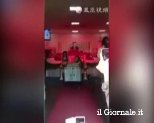 La vedova ingaggia due stripper al funerale del marito