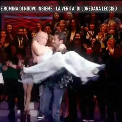 Loredana Lecciso va fuori di seno