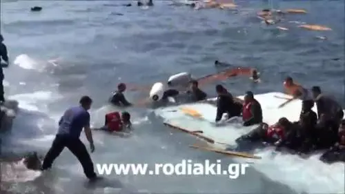 Rodi, barcone contro scogli