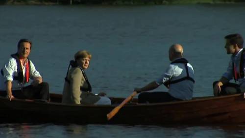 Merkel e Cameron in barca tra i migranti
