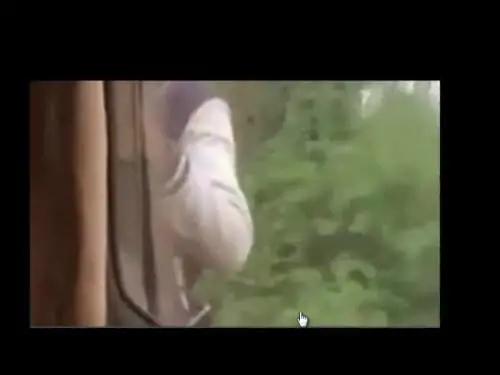 Reggio Emilia, l'immigrato viaggia aggrappato al treno