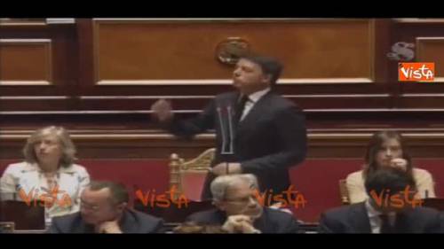 Renzi contestato mentre recita la poesia d'amore