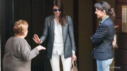 Ilaria D'Amico fa shopping con un'amica