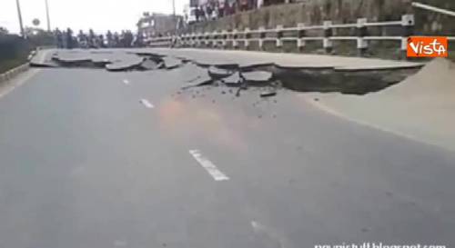 Nepal, le strade devastate dal terremoto