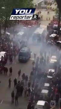 Torino, sassi contro il pullman della Juve