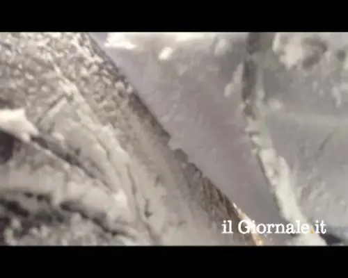 Campo base sull'Everest travolto dalla valanga