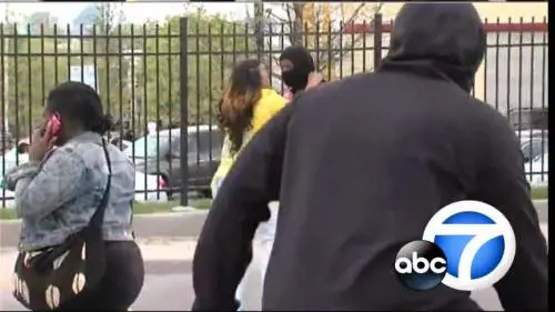 Baltimora, manifestante  preso a sberle dalla madre